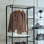 Système de garde-robe blanc autoportant en bois avec structure en métal