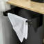 Chariot d'îlot de cuisine mobile avec plateau en bois - noir. Tiroirs, armoires à 3 portes, porte-serviettes. Développer l'espace de travail. Gain de place. Facile à déplacer. Look moderne. Surface l 43,7 po x l 18,1 po. Capacité de 110 lb. Assemblage