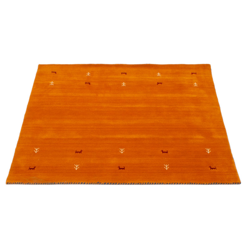 Les tapis Gabbeh sont fabriqués à la main avec des poils très hauts et des motifs très simples et stylisés.