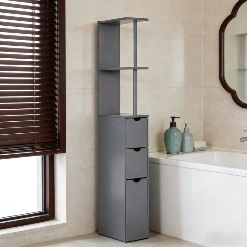 L'armoire de salle de bain grise mince avec deux tablettes ouvertes et trois tiroirs peut être fixée au mur pour un grand rangement pour les articles.