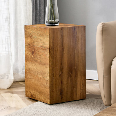 Rehaussez votre espace de vie avec cette table basse moderne en bois aggloméré qui met en valeur des motifs de texture de couleur bois. Il se caractérise par un design élégant: 11,8 po x 11,8 po x 19,6 po W1151P147815