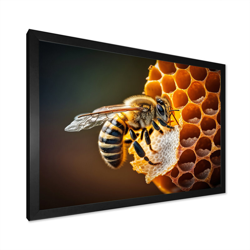 «Bee Flying I», art mural sur toile, Cadre d'angle fermé noir, L 20 po x H 12 po