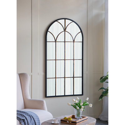 Miroir arqué de 34 po x 65,5 po avec design noir et doré pour les espaces de vie, faisant un vestibule pleine grandeur dans la chambre à coucher, espace d'élévation élégant