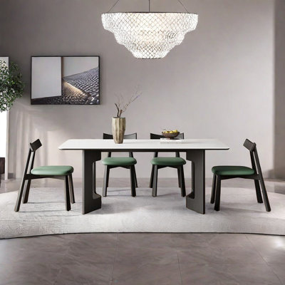 Table et chaises de salle à manger de style Wabi-sabi.
