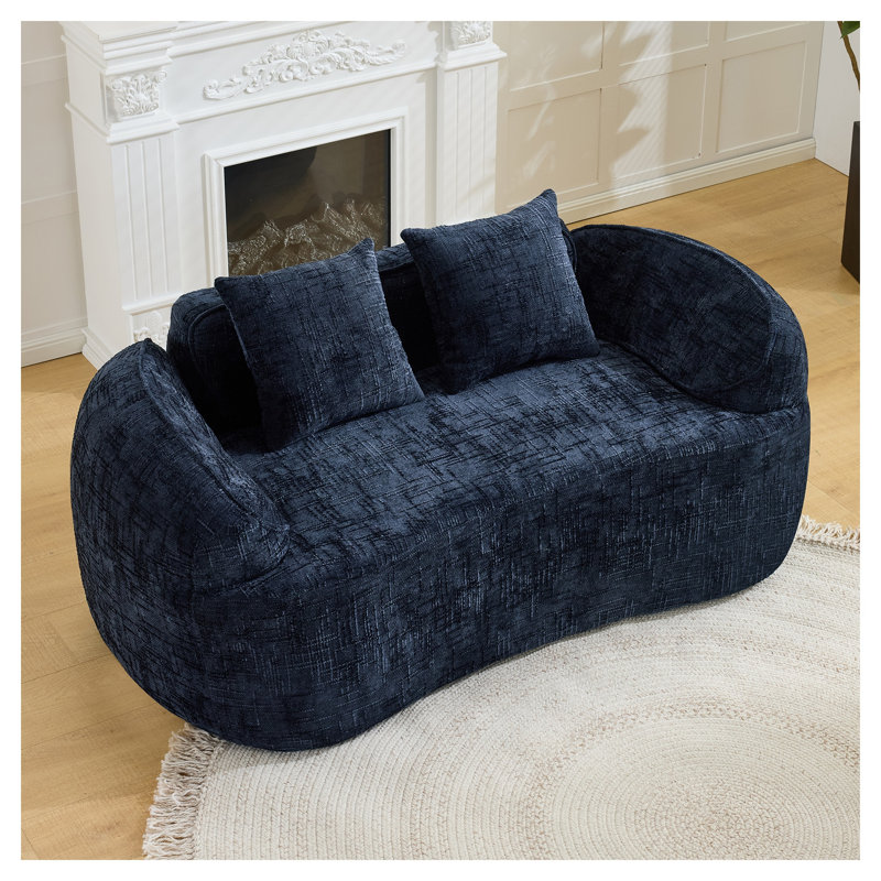 Canapé en chenille courbé bleu foncé avec accoudoirs, design minimaliste pour le salon