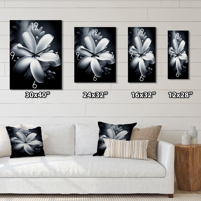 Horloge murale moderne blanc et noir exotique Plumeria Bloom II, Médium
