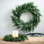 Couronne artificielle en pin et baies-445617174
