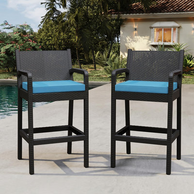 Ensemble de 2 tabourets de bar en osier avec coussins, chaises de bar pour l'extérieur avec accoudoirs et repose-pieds pour patio