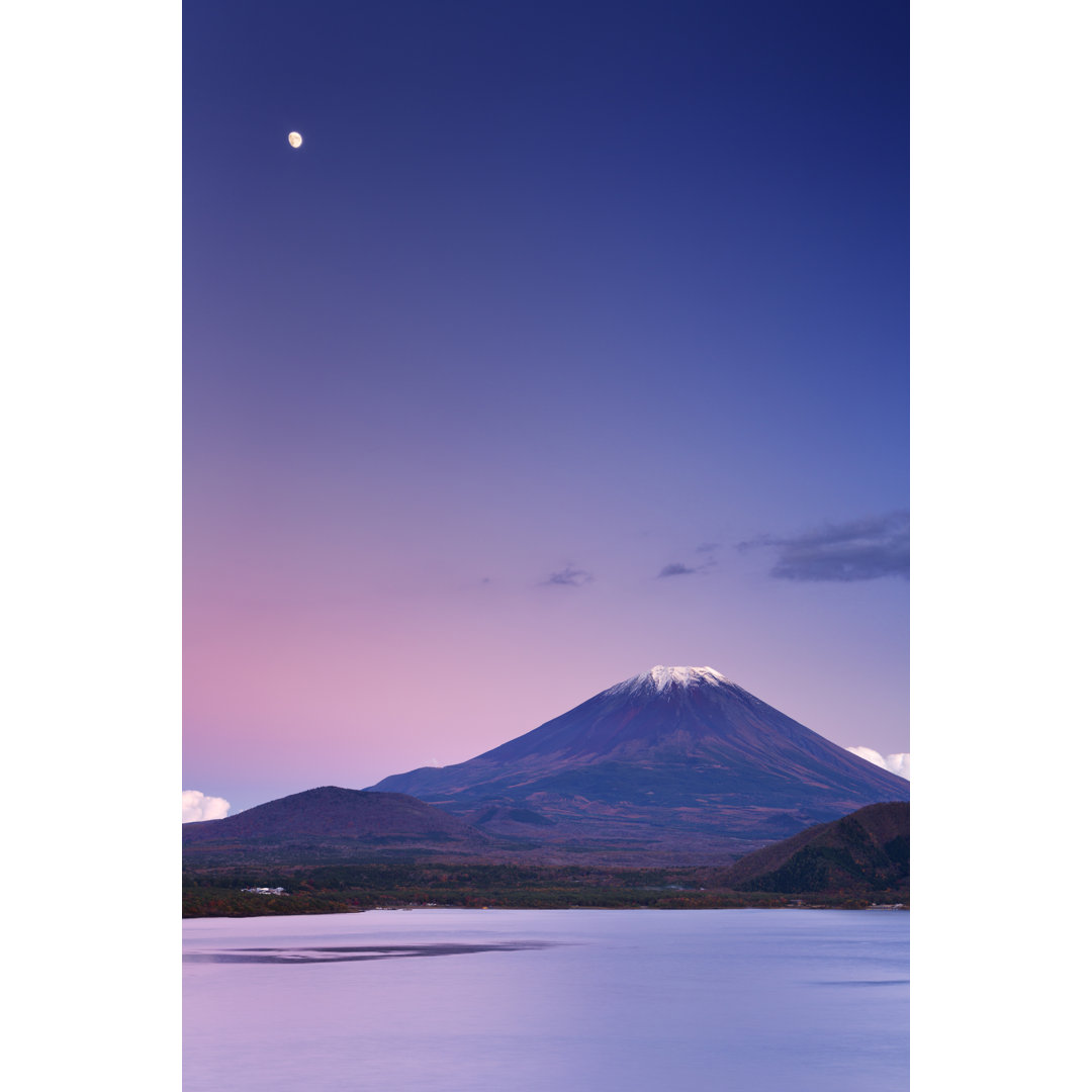 Mond über dem Berg Fuji von Sarawinter - Leinwand Kunstdrucke