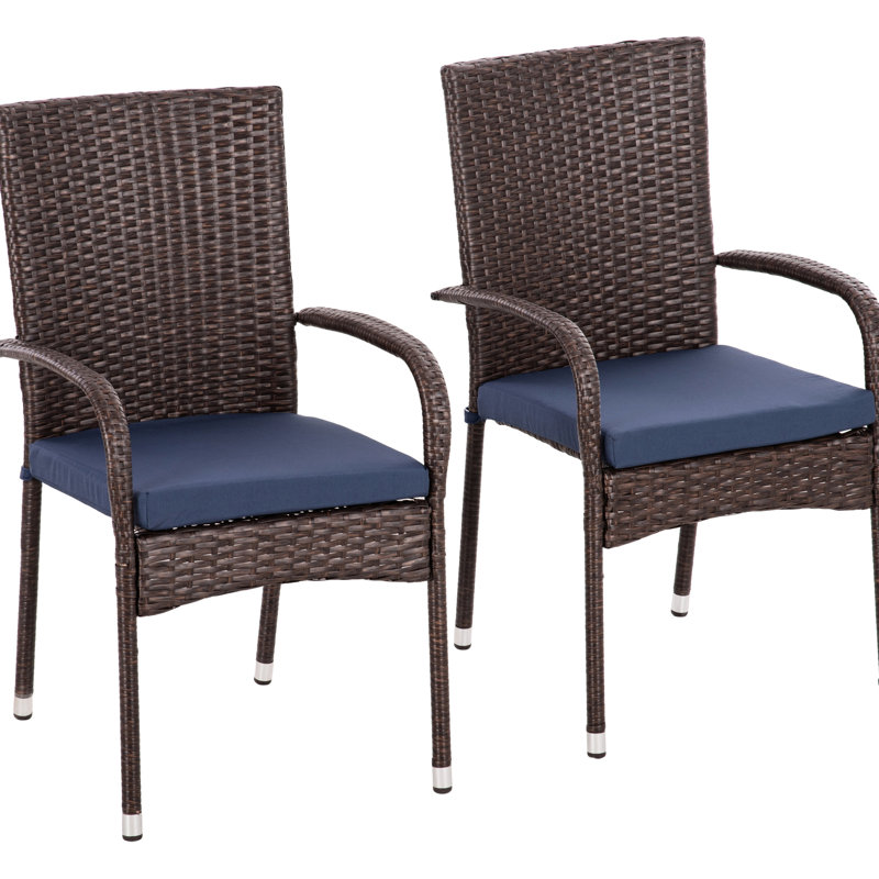 Chaises de patio blanc crème avec et. 2. Empilable. Siège et empilable d'extérieur en blanc. Coussins. Pour un style tendance.