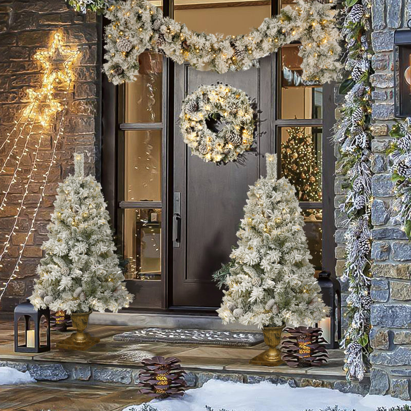 Ensemble de sapin de Noël artificiel pré-éclairé 4 pièces, guirlande, couronne et ensemble de 2 arbres d'entrée avec lumières DEL et arbre de Noël