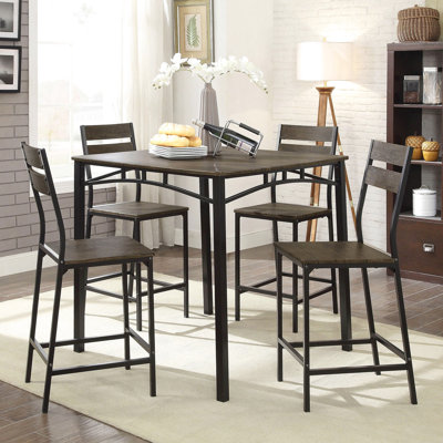 Ensemble de salle à manger carré 5 pièces avec 4 chaises hautes en métal à dossier à lattes, finition marron antique et noir, style industriel moderne.
