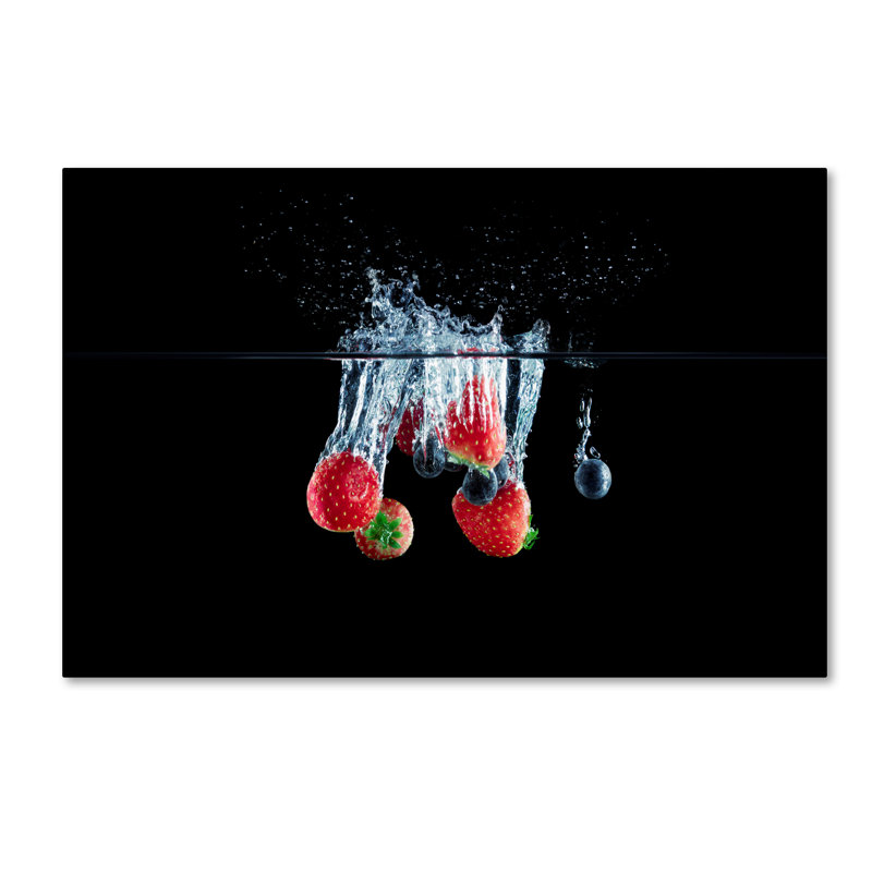 «Strawberries and Blueberries Splash», reproduction d'impression sur toile tendue, H 12 po x l 19 po
