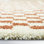 Tapis à carreaux orange brûlé / crème à poils longs Walker