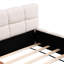 Grand lit en chenille beige avec tête de lit en damier pour un confort - Design de chambre à coucher confortable et contemporain-1772834026