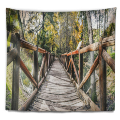 Pont en bois tapissé de forêt