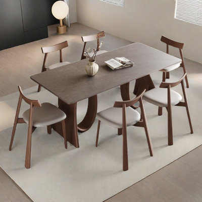 Simple table de salle à manger et ensemble de chaises de couleur noyer.