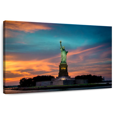 Nicci Statue Of Liberty At Twilight