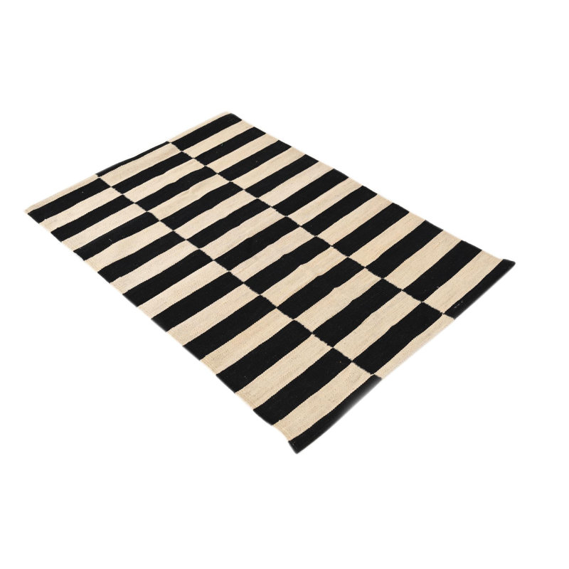 Tapis noir et blanc 2 pi 6 po x 3 pi 11 po