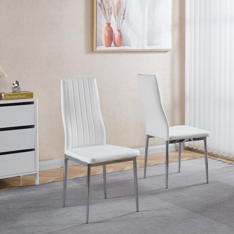 Ensemble de quatre chaises confortables et durables, idéales pour les repas, offrant une excellente solution d'assise pour les réunions de famille et les invités.