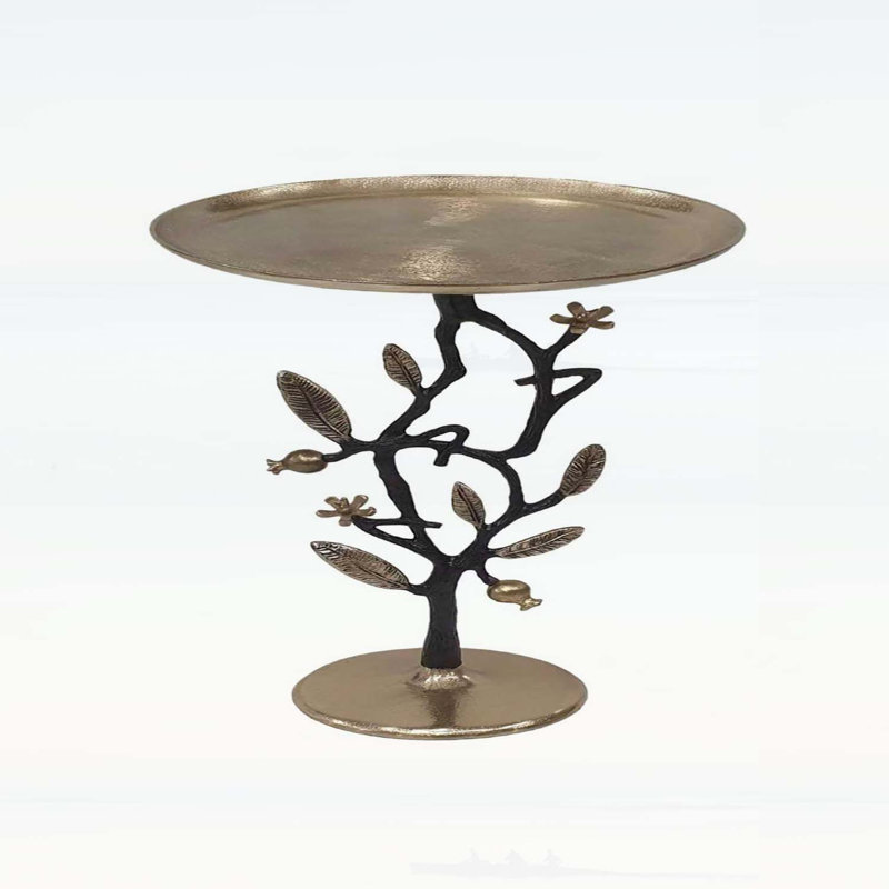 Élégante table d'appoint en aluminium noir et or avec un motif de grenade complexe, parfaite pour un décor moderne et artistique.