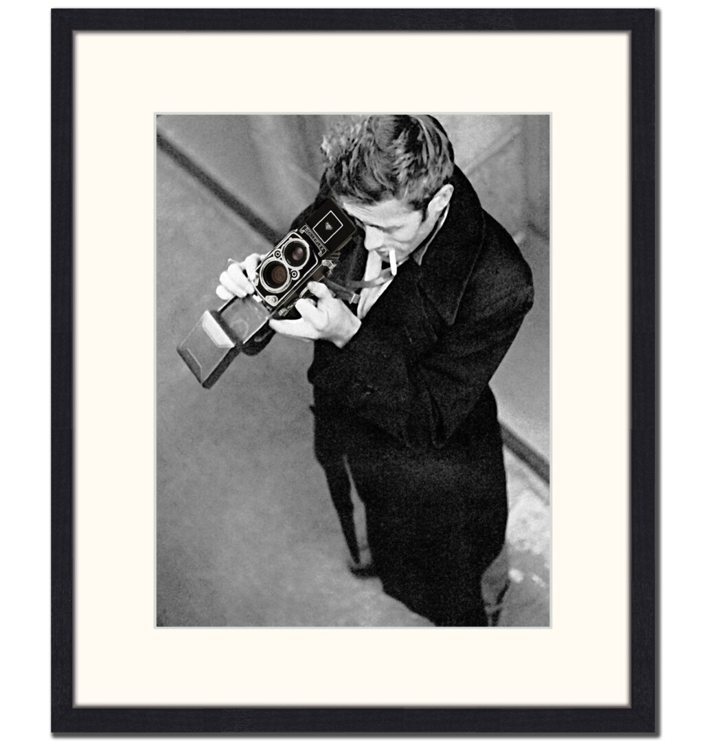 Gerahmter Fotodruck James Dean mit Kamera