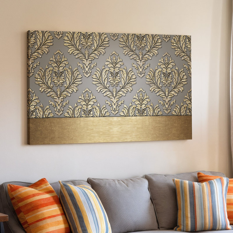 La toile crée un design de papier peint élégant avec un motif damassé complexe en or chatoyant contre un taupe doux