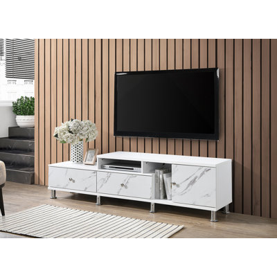 Console de meuble télé moderne et élégante avec des détails en faux marbre et des pieds argentés pour une ambiance de salon élégante