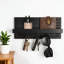 Porte-clés mural avec tablette et crochets pour l'organisation du vestibule, bois robuste et design pour laisses, manteaux et lunettes-995696374