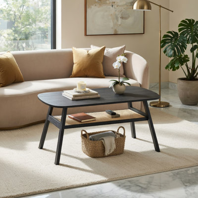 Table basse rectangulaire à 2 niveaux avec tablette en rotin PE tissé et pieds en bois d'hévéa massif Hommoo