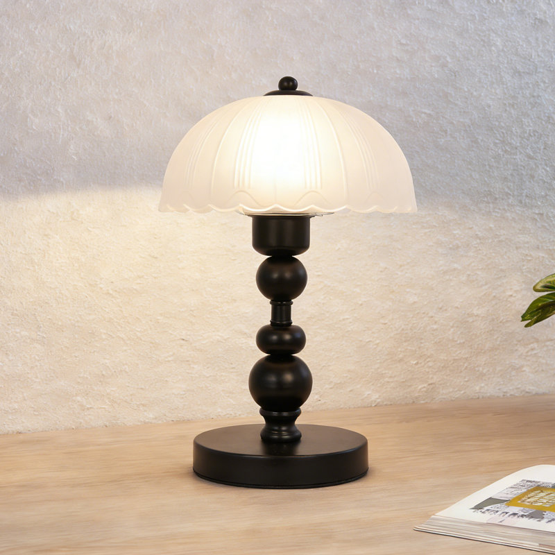 Lampe de table colonne romaine avec abat-jour en verre givré et base en métal noir