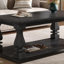 Table basse rustique vieillie, avec plateau en planches lourdes et pieds balustres carrés, salon rustique de 47,24 po de long 
Table avec tablette de rangement