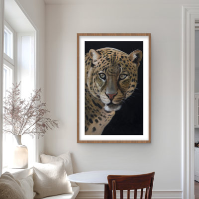 «Realistic Fierce Leopard - Black Livingroom», reproduction encadrée