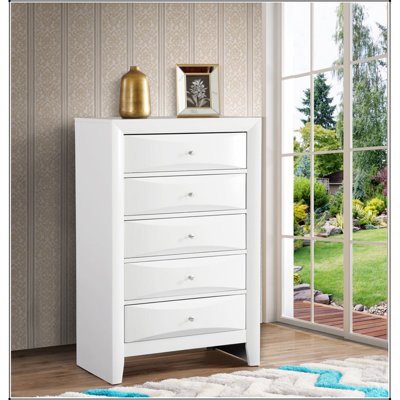 Commode Marilla G1550-CH, élégante et fonctionnelle avec façades de tiroirs biseautés en résine moulée et placages en bois véritable pour les chambres à coucher modernes.