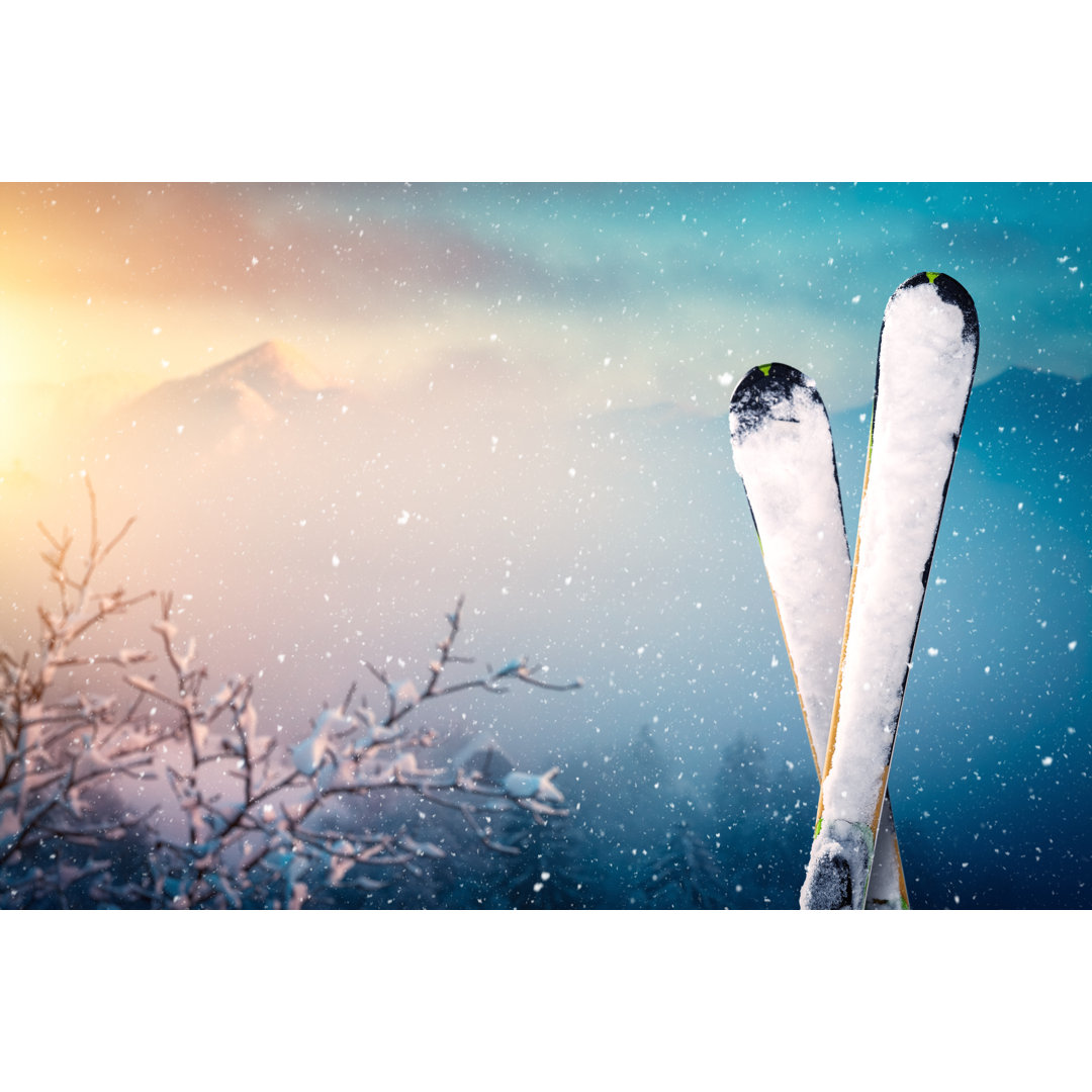 Skis In The Snow von Borchee - Kunstdrucke ohne Rahmen auf Leinwand