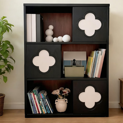 Blanc + noir + conque brune + vitrines en bois massif