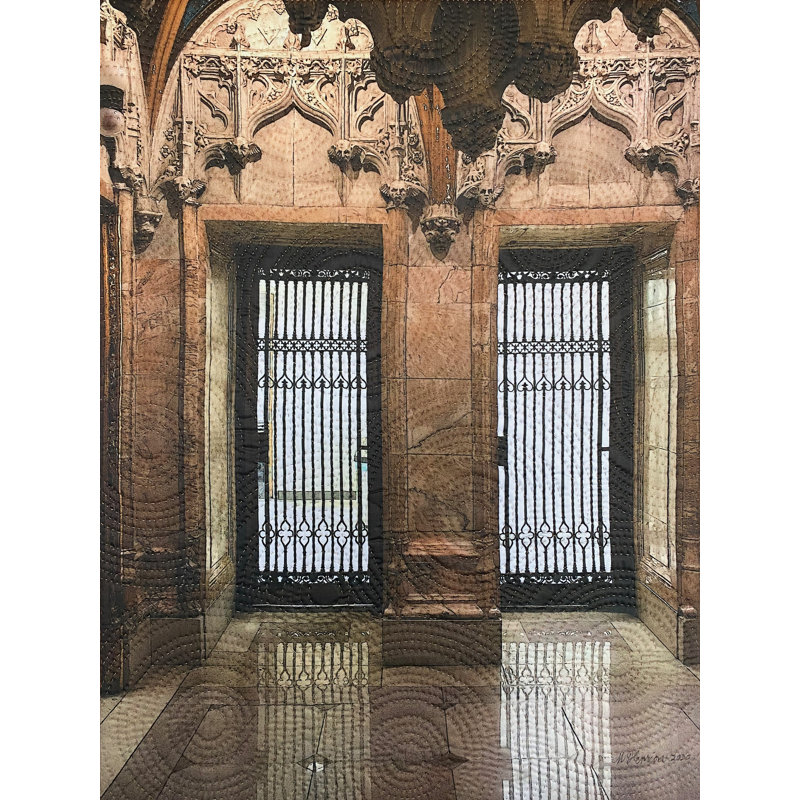 Woolworth Building 1 par Marilyn Henrion - photographie, H 33 po x l 25 po, Toile encadrée noire
