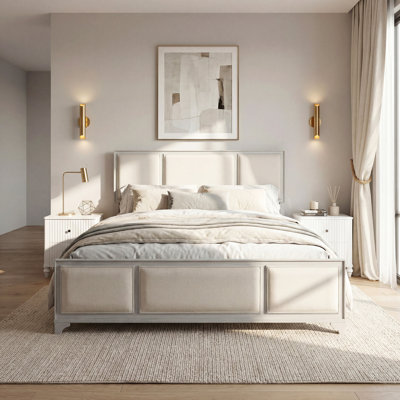 Structure de lit très grand avec tête de lit tapissier, bois massif blanc et tissu beige, pas de sommier tapissier, style campagne moderne