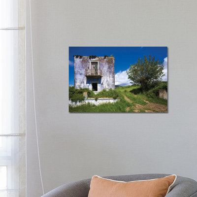 Au Portugal, aux Açores, à l'île de San Miguel, à Santa Franco Do Campo. Ruins of Old Farmhouse par Walter Bibikow - photographie sur toile tendue