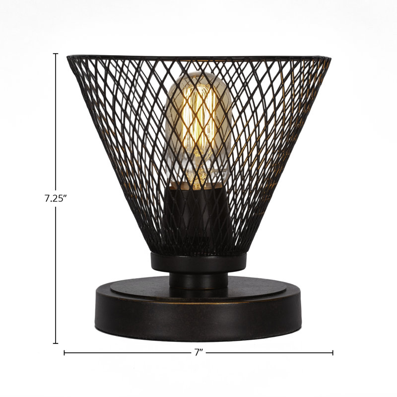 Lampe d'appoint Wilton présentée en finition granit foncé avec abat-jour en métal cône de granit foncé de 7 po