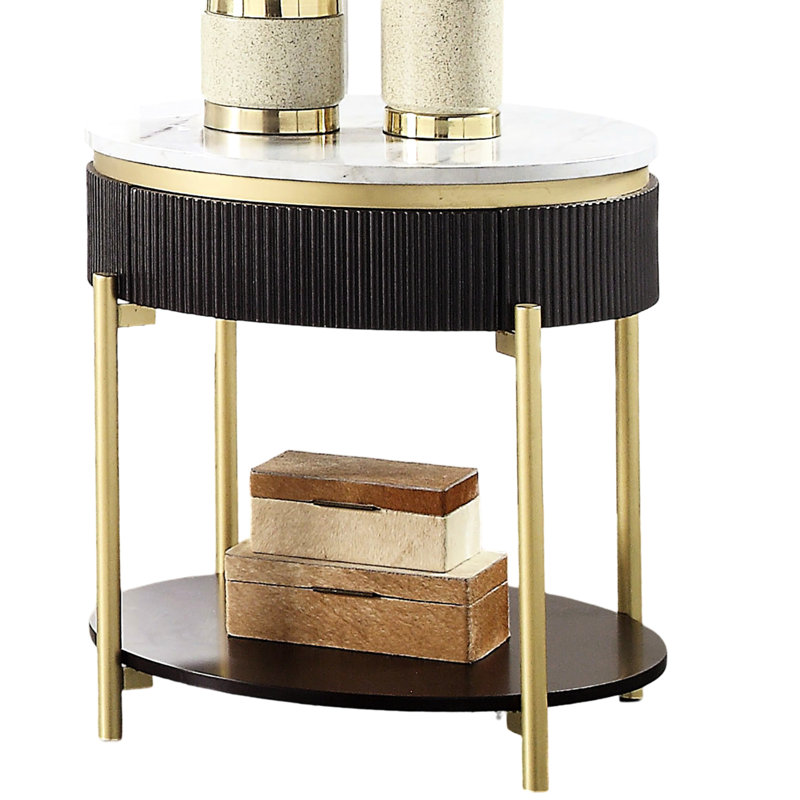 Table de bout élégante avec base en noyer foncé et tablette ouverte en faux marbre blanc