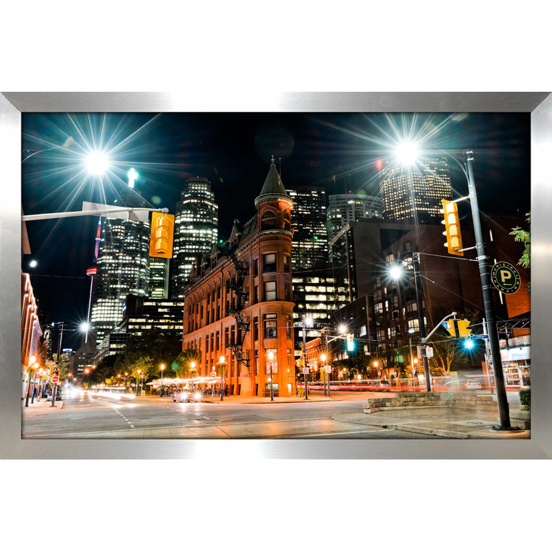 «City Streets», reproduction de photo encadrée, H 33,5 po x l 49,5 po x P 1 po, Encadrement argenté