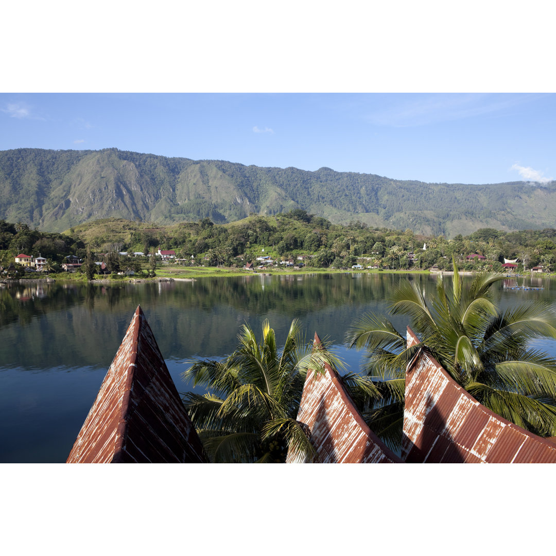 Aussicht auf den Toba-See Samosir von Laughingmango - Ohne Rahmen auf Leinwand drucken