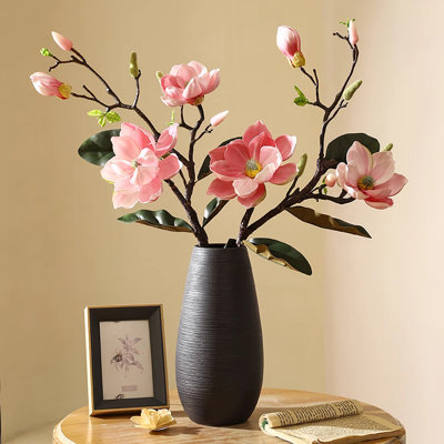 Décoration de vase et de fleurs simulées