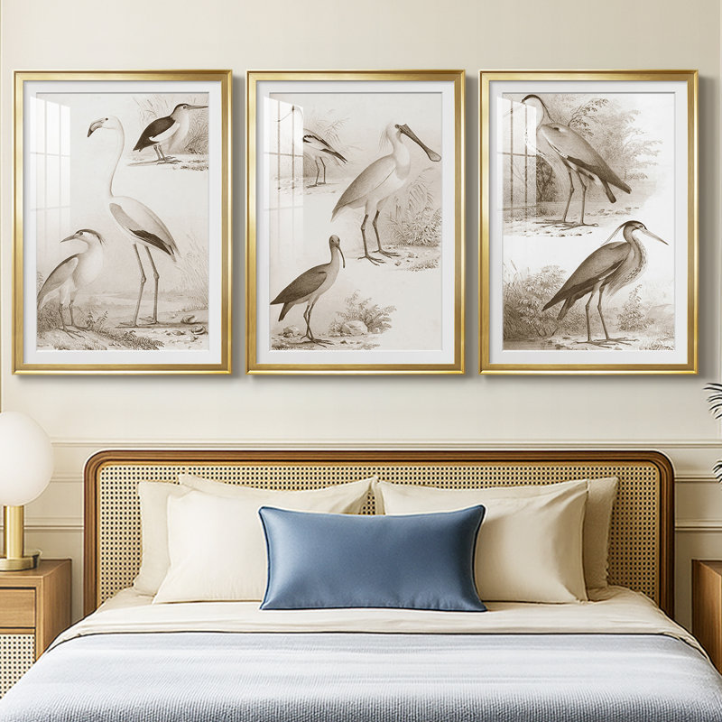 Oiseaux d'eau sépia I - reproduction sur mesure encadrée de qualité supérieure - 3 pièces, H 21 po x l 30 po, Doré