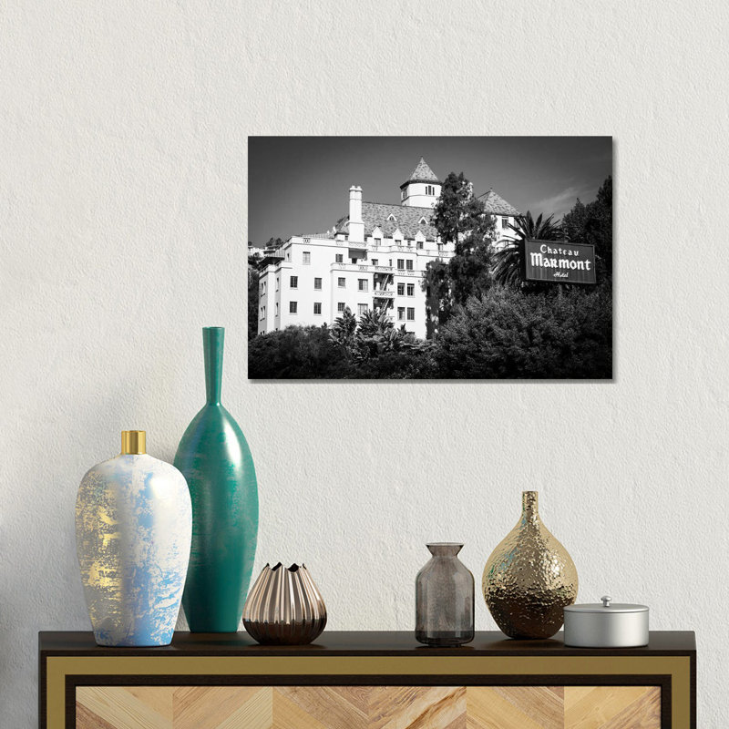 Chateau Marmont Noir - reproduction d'art murale encadrée, H 12 po x l 18 po, Toile tendue, Ne s’applique pas
