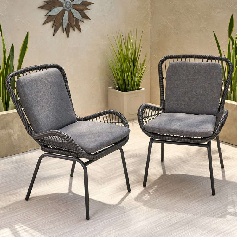Fauteuil club gris avec pieds en fer et rembourrage de siège