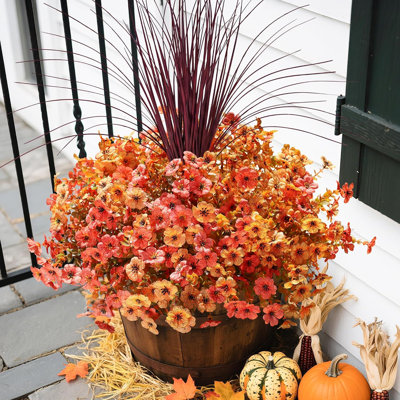 Fleurs de chrysanthèmes artificielles d'automne, 12 bouquets avec herbe bordeaux, fleurs de chrysanthèmes en soie artificielle résistantes aux UV, décoration extérieure orange et jaune pour porche, patio, jardinière et jardin.