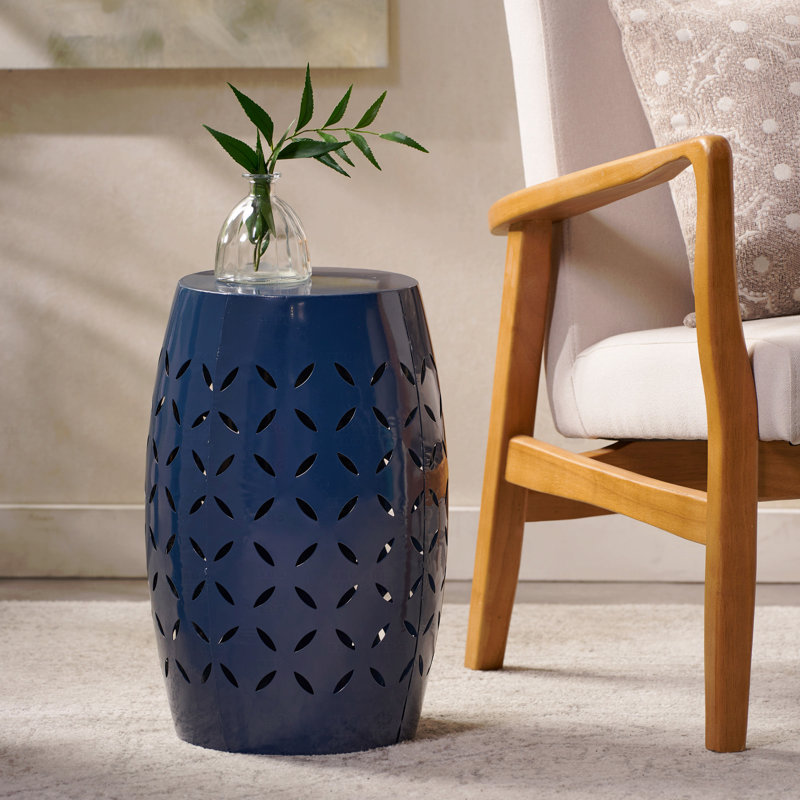 Table d'appoint extérieure bleue en métal, en forme de tonneau avec découpes en dentelle