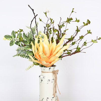 Arrangement floral de printemps artificiel d'été avec un seau en métal pour la décoration murale de la porte d'entrée